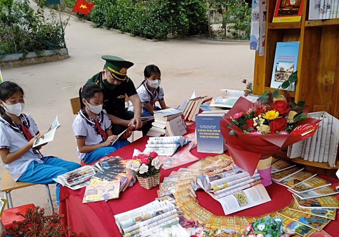 Tại trường Tiểu học Mỹ Lý 2, để khuyến khích văn hóa đọc của học sinh, các chiến sĩ bộ đội Biên phòng cũng đến để tham gia và động viên các em.