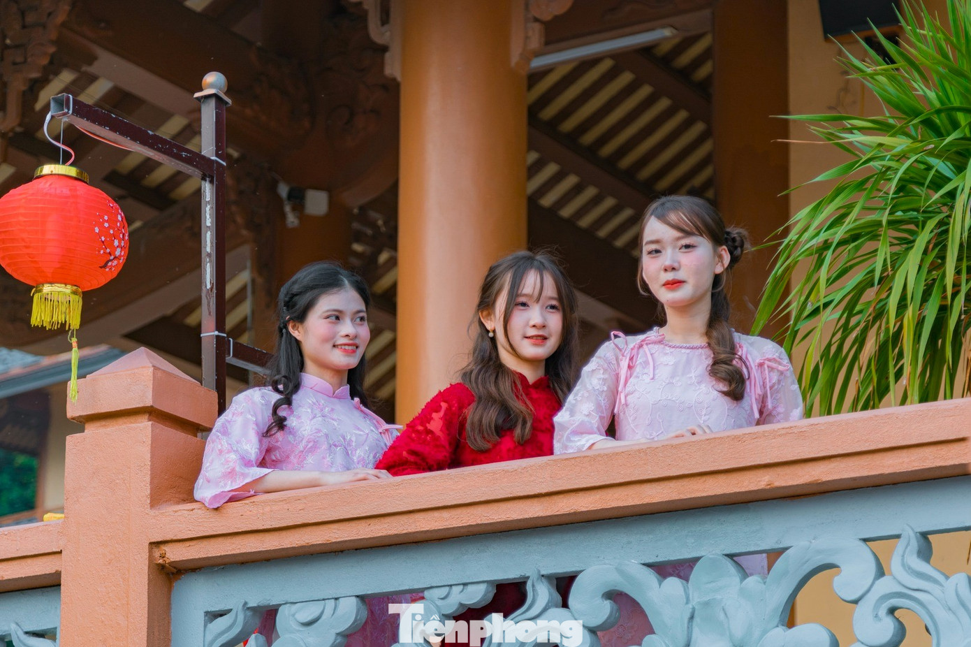 Hoàng Bảo Hân (18 tuổi, trú huyện Diễn Châu) cùng nhóm bạn đến chùa từ sớm để chụp ảnh. Cảnh vật, không gian yên bình của ngôi chùa khiến nhóm bạn trẻ cảm thấy an yên trong những cận Tết. “Cả nhóm đã lên kế hoạch thuê áo dài, make-up và chọn khung giờ chụp lý tưởng để tận dụng ánh sáng tự nhiên để chụp được nhiều ảnh ưng ý. Khung cảnh ở chùa rất đẹp”, Hân chia sẻ.