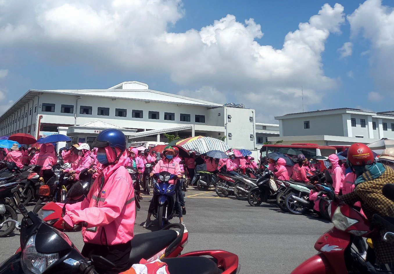 Công nhân công ty TNHH Viet Glory đình công sau giờ cơm trưa ngày 2/10. Công nhân công ty TNHH Viet Glory đình công sau giờ cơm trưa ngày 2/10.