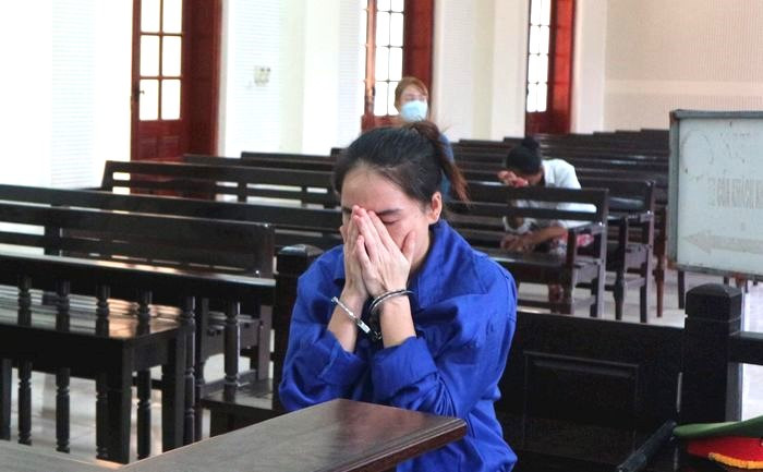 Bị cáo Thanh liên tục ôm mặt khóc Bị cáo Thanh liên tục ôm mặt khóc