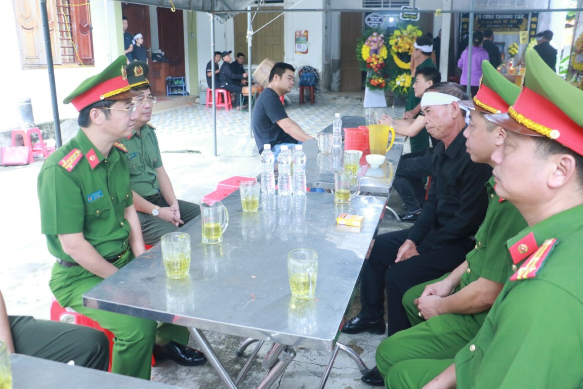 Đại tá Trần Ngọc Tuấn, Phó Giám đốc Công an tỉnh Nghệ An thăm viếng, động viên gia đình ông T.