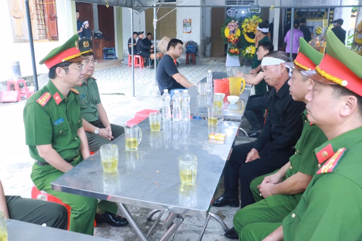 Đại tá Trần Ngọc Tuấn, Phó Giám đốc Công an tỉnh Nghệ An thăm viếng, động viên gia đình ông T. Đại tá Trần Ngọc Tuấn, Phó Giám đốc Công an tỉnh Nghệ An thăm viếng, động viên gia đình ông T.