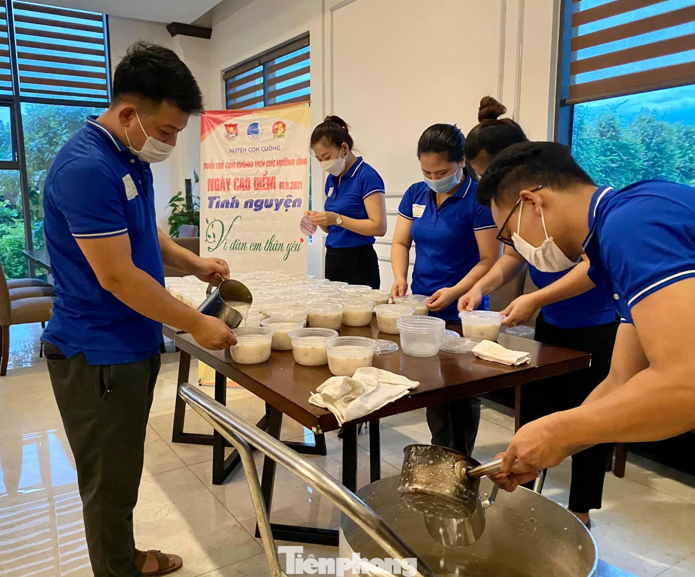 Sáng sớm, các bạn trẻ Huyện đoàn Con Cuông đã đi chợ chọn mua những nguyên liệu tươi ngon chuẩn bị cho nồi cháo nghĩa tình tặng bệnh nhi có hoàn cảnh khó khăn đang điều trị tại Bệnh viện Đa khoa Khu vực Tây Nam Nghệ An. Trong khu vực nhà bếp, không khí tất bật, khẩn trương: người gọt bí đỏ, người rửa thịt, cắt hành lá… Sáng sớm, các bạn trẻ Huyện đoàn Con Cuông đã đi chợ chọn mua những nguyên liệu tươi ngon chuẩn bị cho nồi cháo nghĩa tình tặng bệnh nhi có hoàn cảnh khó khăn đang điều trị tại Bệnh viện Đa khoa Khu vực Tây Nam Nghệ An. Trong khu vực nhà bếp, không khí tất bật, khẩn trương: người gọt bí đỏ, người rửa thịt, cắt hành lá…