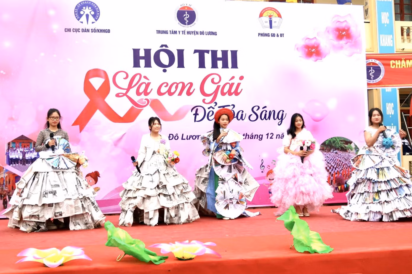 Phần thi tài năng với màn trình diễn thời trang được sáng tạo từ giấy báo.
