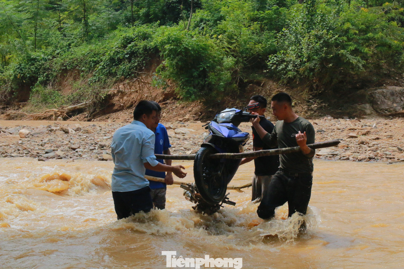 Nếu muốn đưa xe qua bên kia đường thì cần phải có nhiều thanh niên khỏe mạnh tập trung khiêng xe.