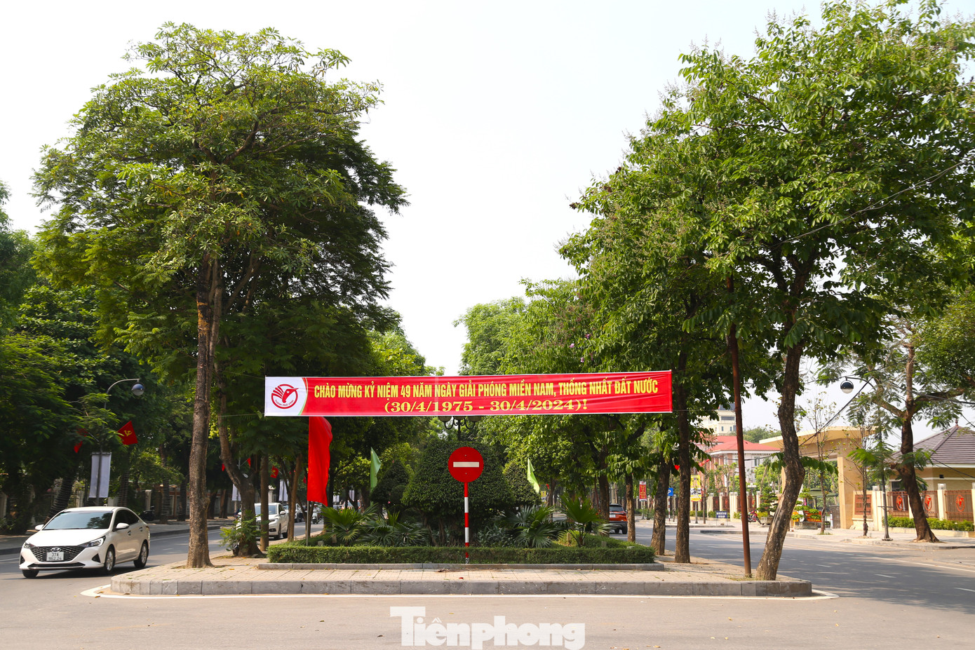 Nhiều tuyến phố lớn ở thành phố Vinh như: Trường Thi, Trần Phú, Hồ Tùng Mậu, Lê Mao,... đều ngập sắc đỏ của cờ Tổ quốc, cờ Đảng, các băng rôn, biểu ngữ chào mừng 49 năm ngày Giải phóng miền Nam thống nhất đất nước, 70 năm Chiến thắng Điện Biên Phủ, ngày Quốc tế Lao động 1/5.