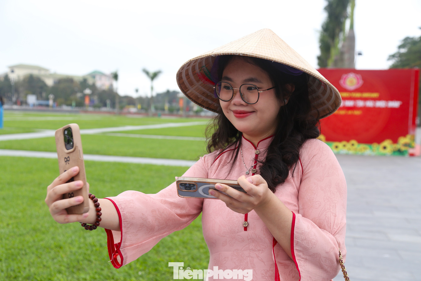 Rạng rỡ trong tà áo dài.