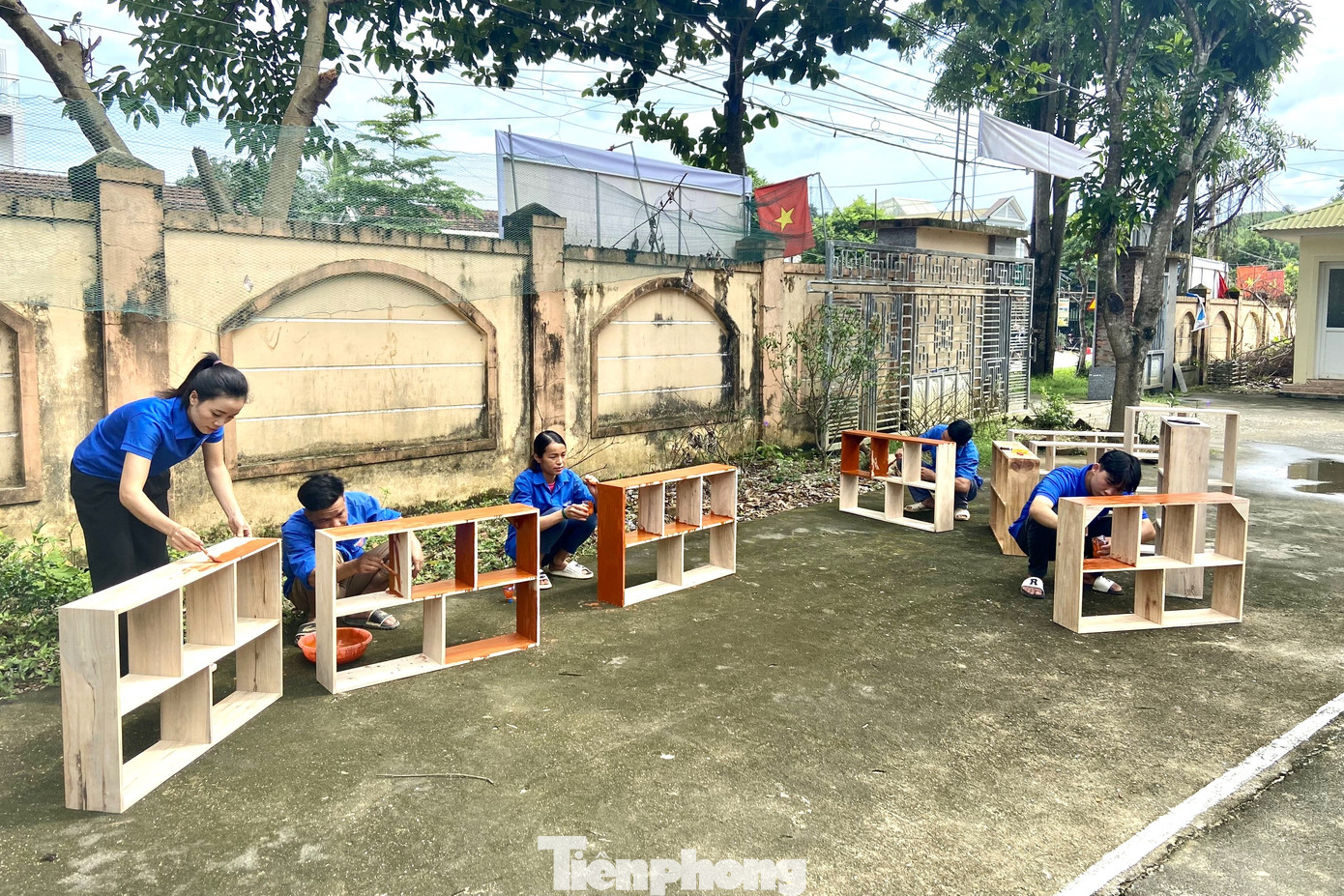 Bí thư Huyện đoàn Quỳ Châu cho biết, đến nay, toàn huyện đã làm và trao tặng được 20 giá sách và 5 bàn học với tổng giá trị 50 triệu đồng.