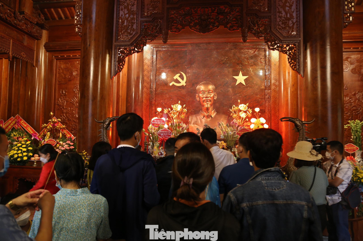 Anh Nguyễn Văn Hoàng (38 tuổi, trú Hà Nội) chia sẻ: “Năm nào cũng vậy, tôi cùng gia đình lại về với Bác. Khi dâng lên Bác nén hương thơm, tôi rất xúc động, trong lòng lại dâng lên niềm tự hào về vị lãnh tụ kính yêu của dân tộc Việt Nam”.