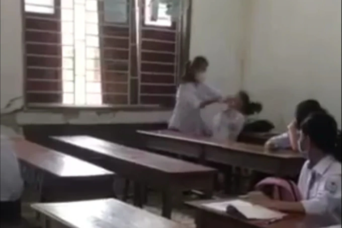 Hình ảnh nữ sinh lớp 10 tát liên tiếp vào mặt bạn trong lớp học. Ảnh cắt từ video Hình ảnh nữ sinh lớp 10 tát liên tiếp vào mặt bạn trong lớp học. Ảnh cắt từ video