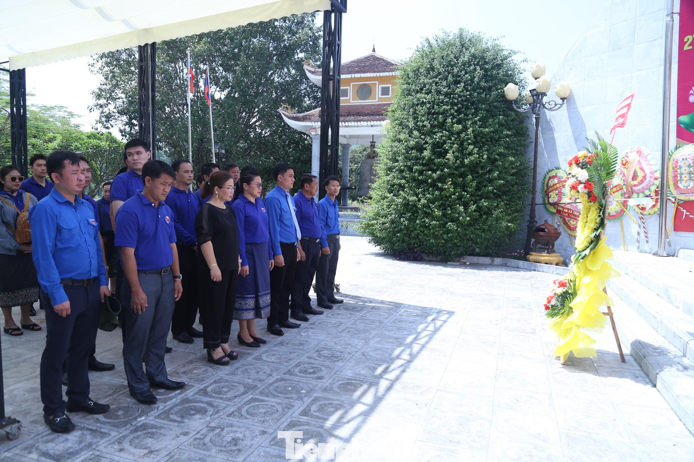 Tại Nghĩa trang Liệt sĩ quốc tế Việt - Lào, đoàn công tác thành kính dâng hoa, dâng hương tưởng niệm tại Nhà thờ Bác Hồ và các anh hùng liệt sĩ.