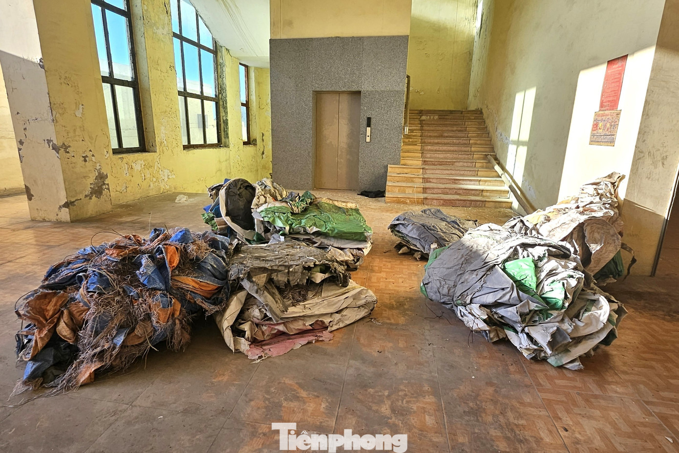 Rác thải trên tầng 3 chợ Vinh.