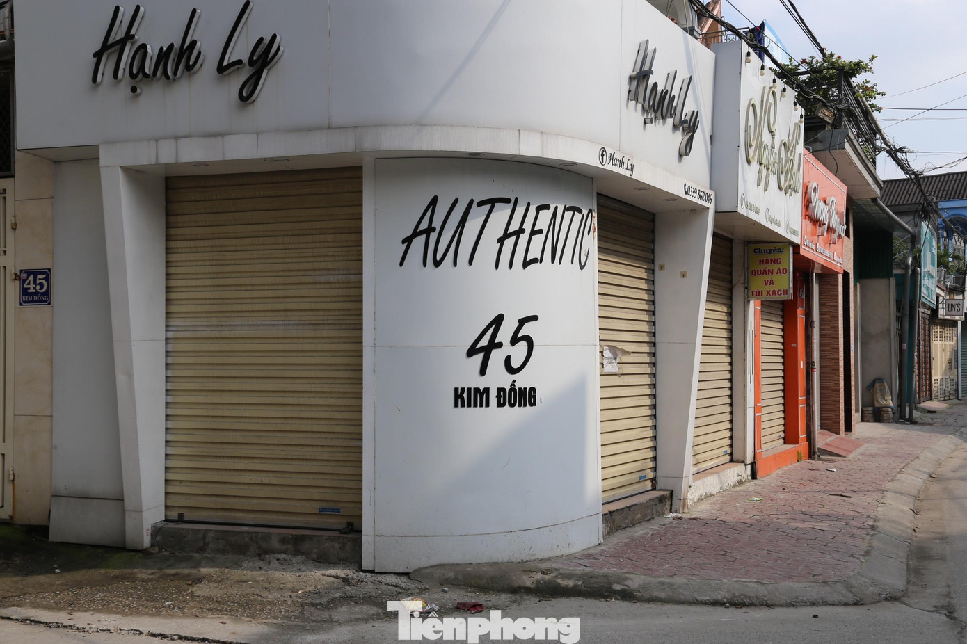 Chị Hạnh Ly, chủ shop kinh doanh quần áo trên đường Kim Đồng cho biết, trải qua nhiều lần giãn cách, việc kinh doanh trở nên khó khăn. Những tưởng ra Tết sẽ vực dậy nhưng dịch COVID-19 lại bùng phát mạnh ở TP Vinh, kéo theo việc làm ăn bị đình trệ, khó khăn càng thêm chồng chất.