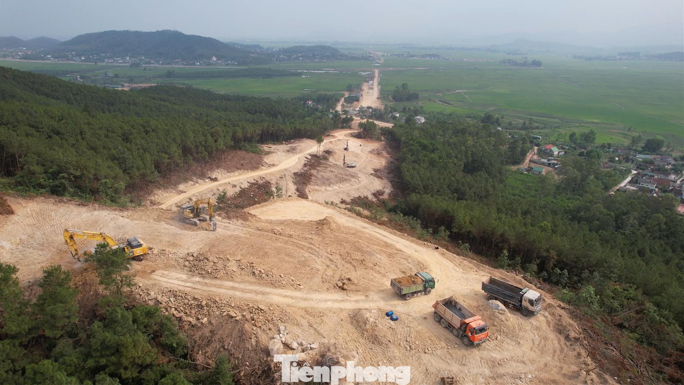 Dự án đầu tư xây dựng đường bộ cao tốc Bắc - Nam phía Đông giai đoạn 2017 - 2020 đi qua tỉnh Nghệ An dài 87,84km, có tổng mức đầu tư gần 7.500 tỷ đồng, thuộc 2 dự án thành phần đoạn Nghi Sơn - Diễn Châu và dự án thành phần đoạn Diễn Châu - Bãi Vọt.