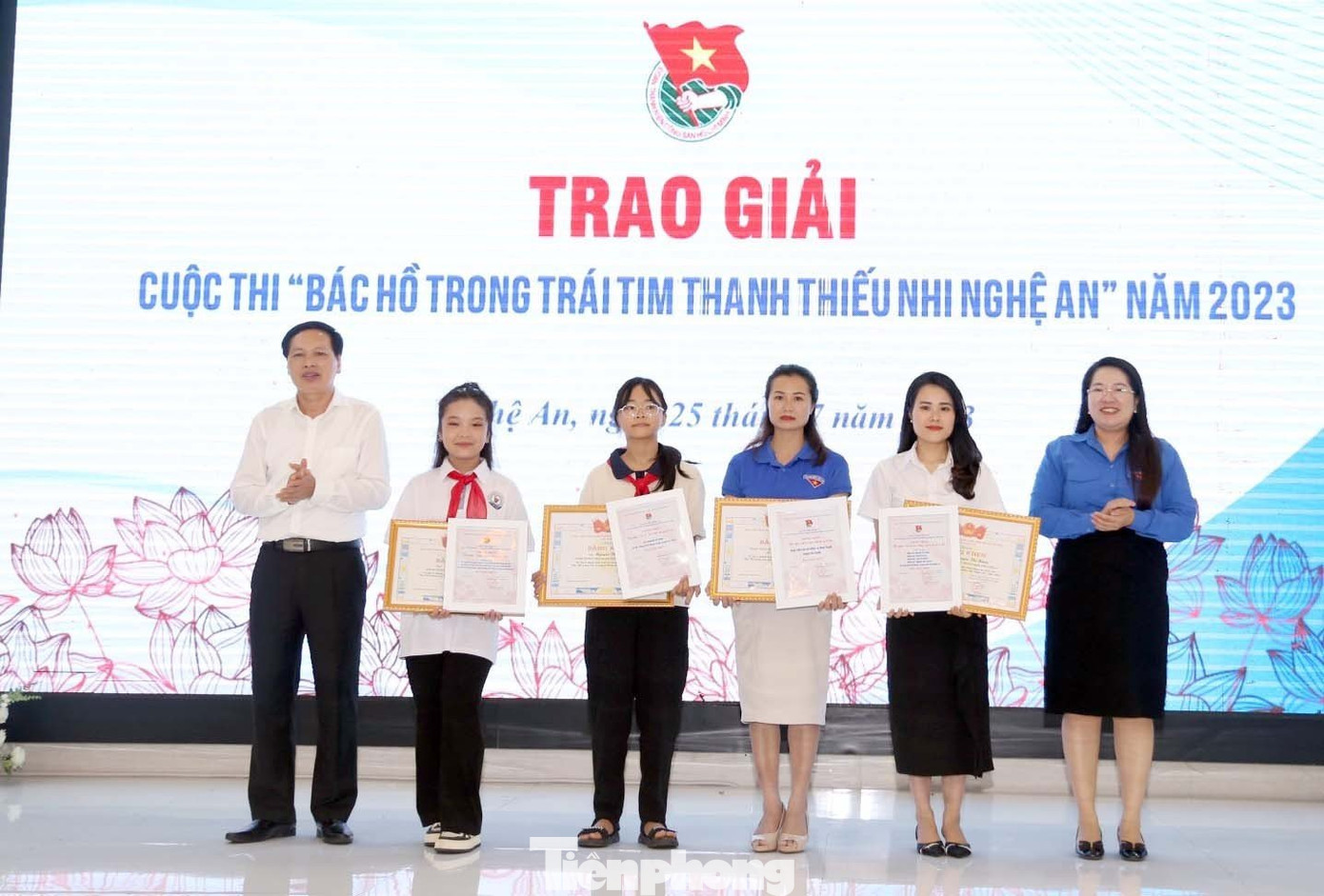 Tỉnh Đoàn Nghệ An trao giải Nhất cuộc thi "Bác Hồ trong trái tim thanh thiếu nhi Nghệ An" năm 2023 Tỉnh Đoàn Nghệ An trao giải Nhất cuộc thi "Bác Hồ trong trái tim thanh thiếu nhi Nghệ An" năm 2023