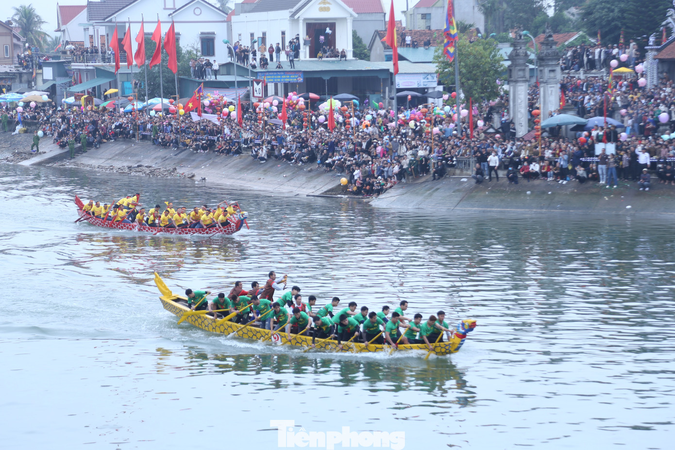 Mỗi thuyền đua có 24 người gồm: người lái, người làm hiệu và các tay bơi. Các đội chia thành 2 bảng, đua làm 3 đợt.