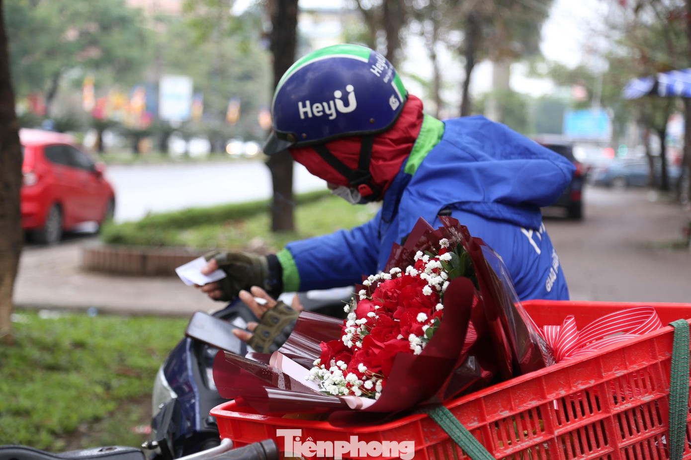 Shipper khá tất bật giao quà cho các đôi tình nhân trong ngày 14/2.