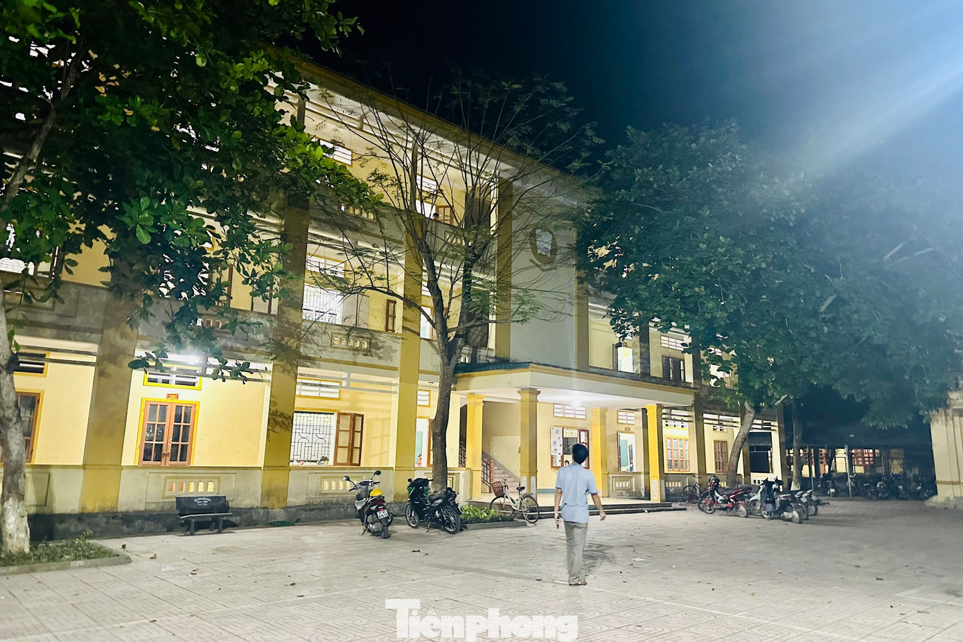 Hàng tuần, từ thứ hai đến thứ bảy, lớp học ở Trường THPT Con Cuông (huyện Con Cuông, Nghệ An) lại sáng đèn từ 19 giờ đến 22 giờ. Lớp ôn tập buổi tối này được mở từ giữa tháng 4, nhằm tăng cường kiến thức cho học sinh lớp 12 chuẩn bị bước vào Kỳ thi tốt nghiệp THPT năm 2024.