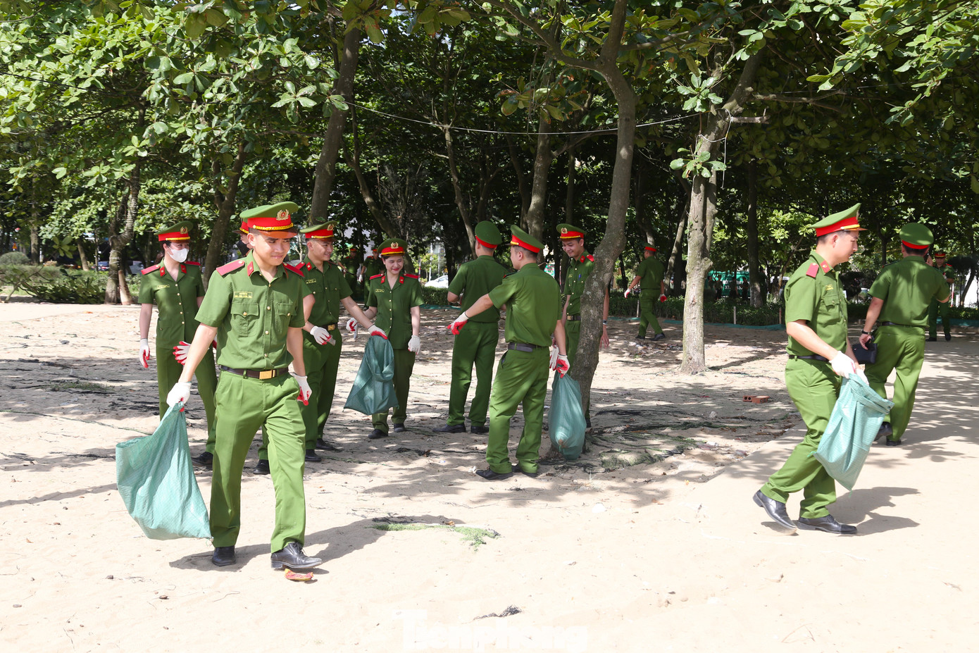 Cán bộ, chiến sĩ dọn vệ sinh bãi biển Cửa Lò sau lễ ra quân