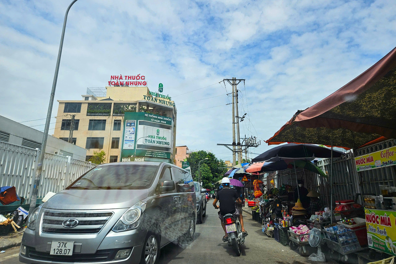 Những giờ cao điểm, khu vực này thường xuyên xảy ra ùn tắc.