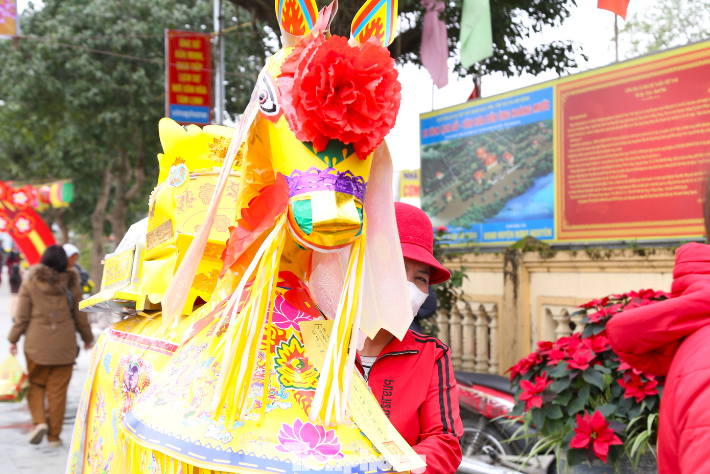 Ngoài vàng mã, hoa quả thì ông ngựa được chọn là lễ vật dâng lên nhiều nhất tại đền.