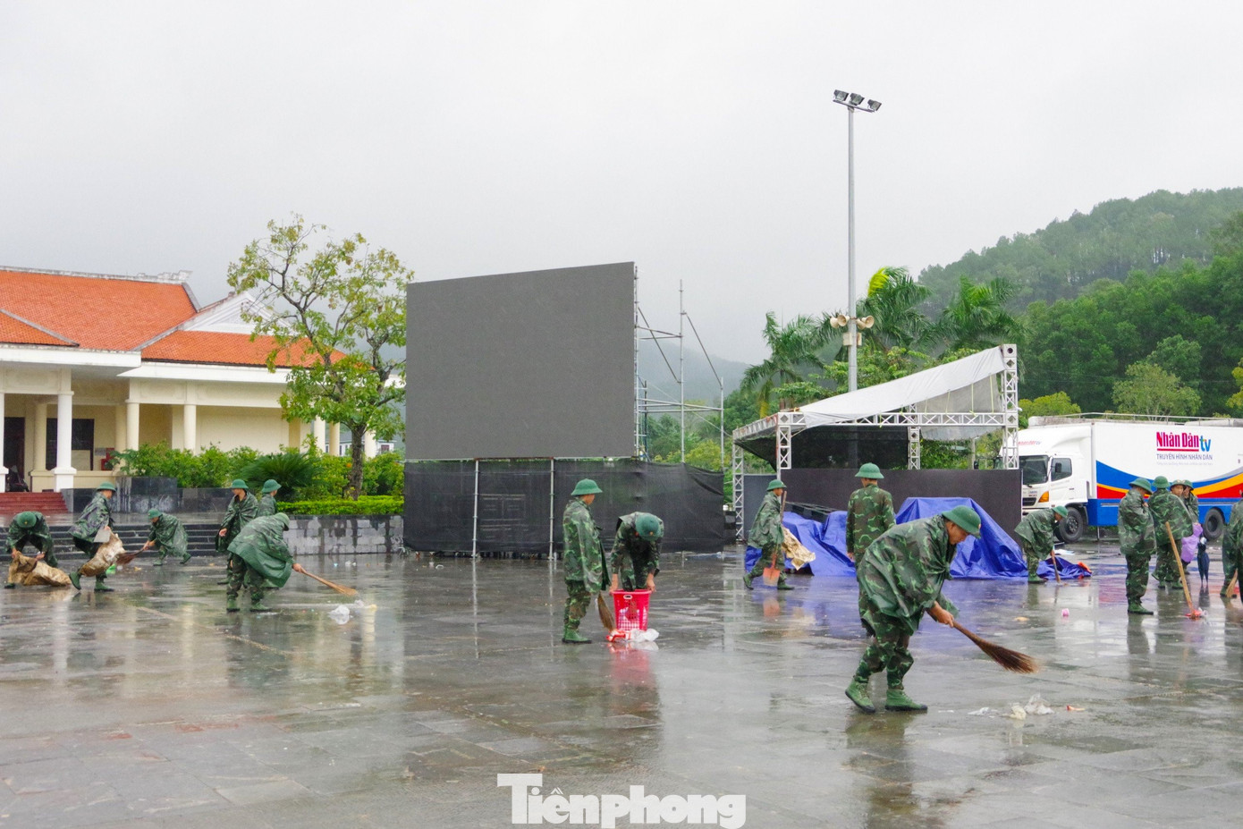 Các chiến sĩ Sư đoàn 324 được trang bị chổi, vật dụng dọn dẹp. Các chiến sĩ Sư đoàn 324 được trang bị chổi, vật dụng dọn dẹp.