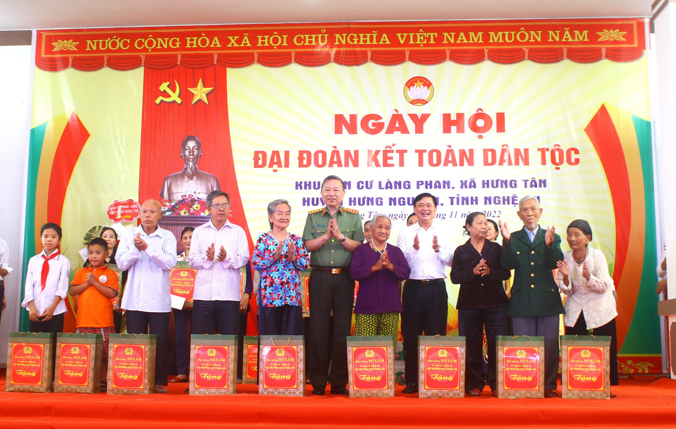 Đại tướng Tô Lâm và Bí thư Tỉnh ủy Nghệ An Thái Thanh Quý tặng quà cho người dân làng Phan Đại tướng Tô Lâm và Bí thư Tỉnh ủy Nghệ An Thái Thanh Quý tặng quà cho người dân làng Phan