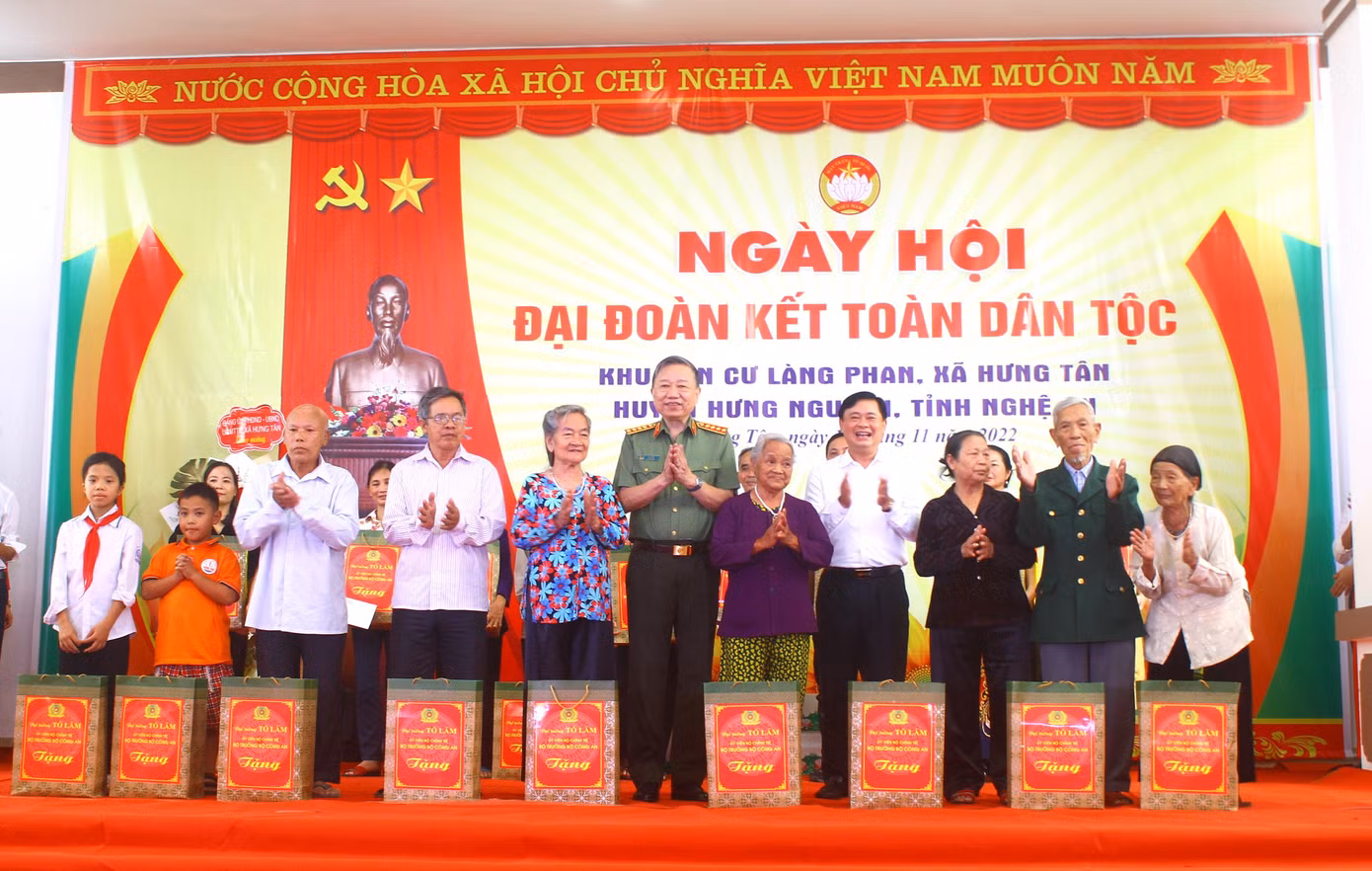 Đại tướng Tô Lâm và Bí thư Tỉnh ủy Nghệ An Thái Thanh Quý tặng quà cho người dân làng Phan