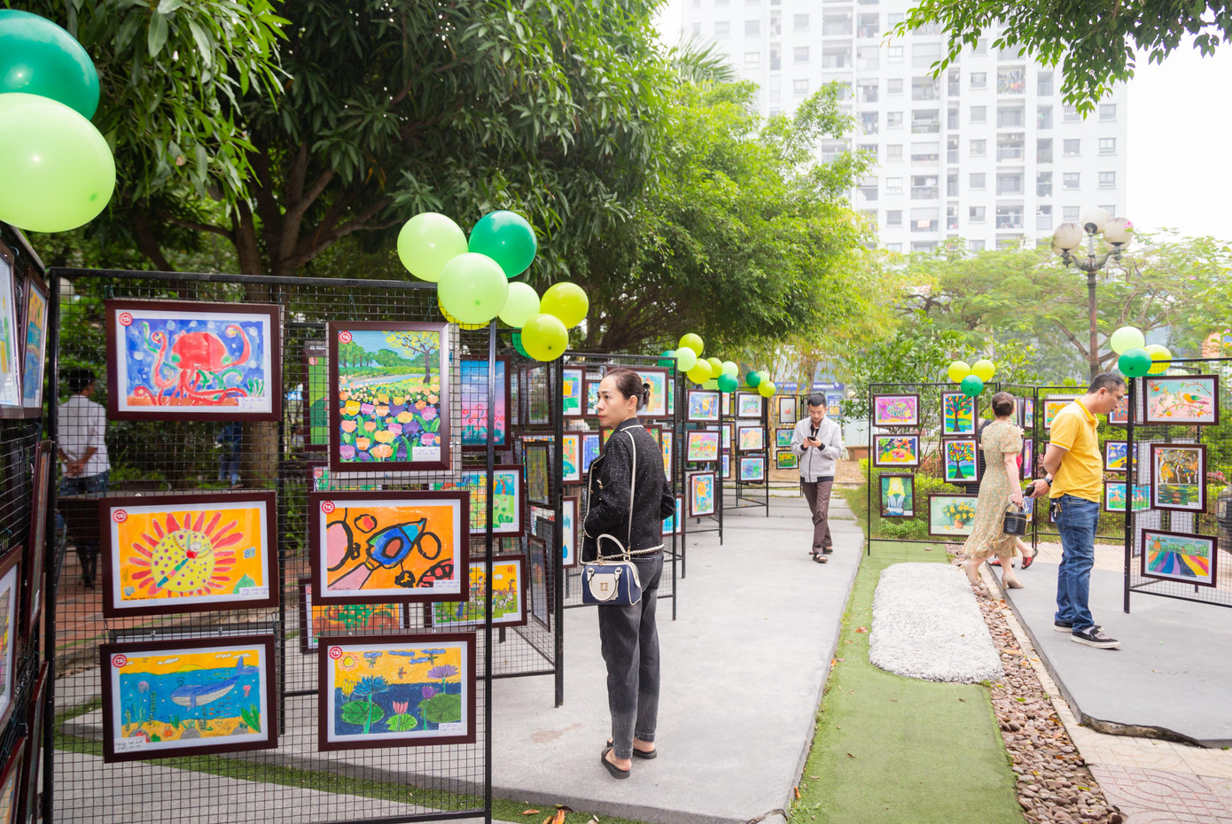 Hơn 300 bức tranh về chủ đề thiên nhiên được trưng bày tại hội thi.