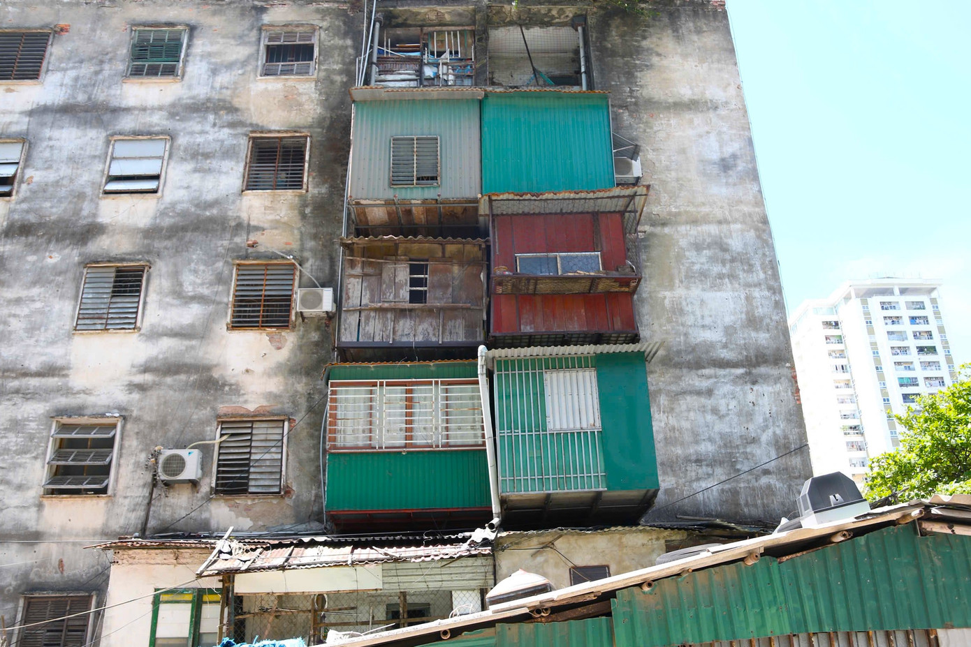 Những chiếc “chuồng cọp” nằm lơ lửng không có điểm tựa rất nguy hiểm.