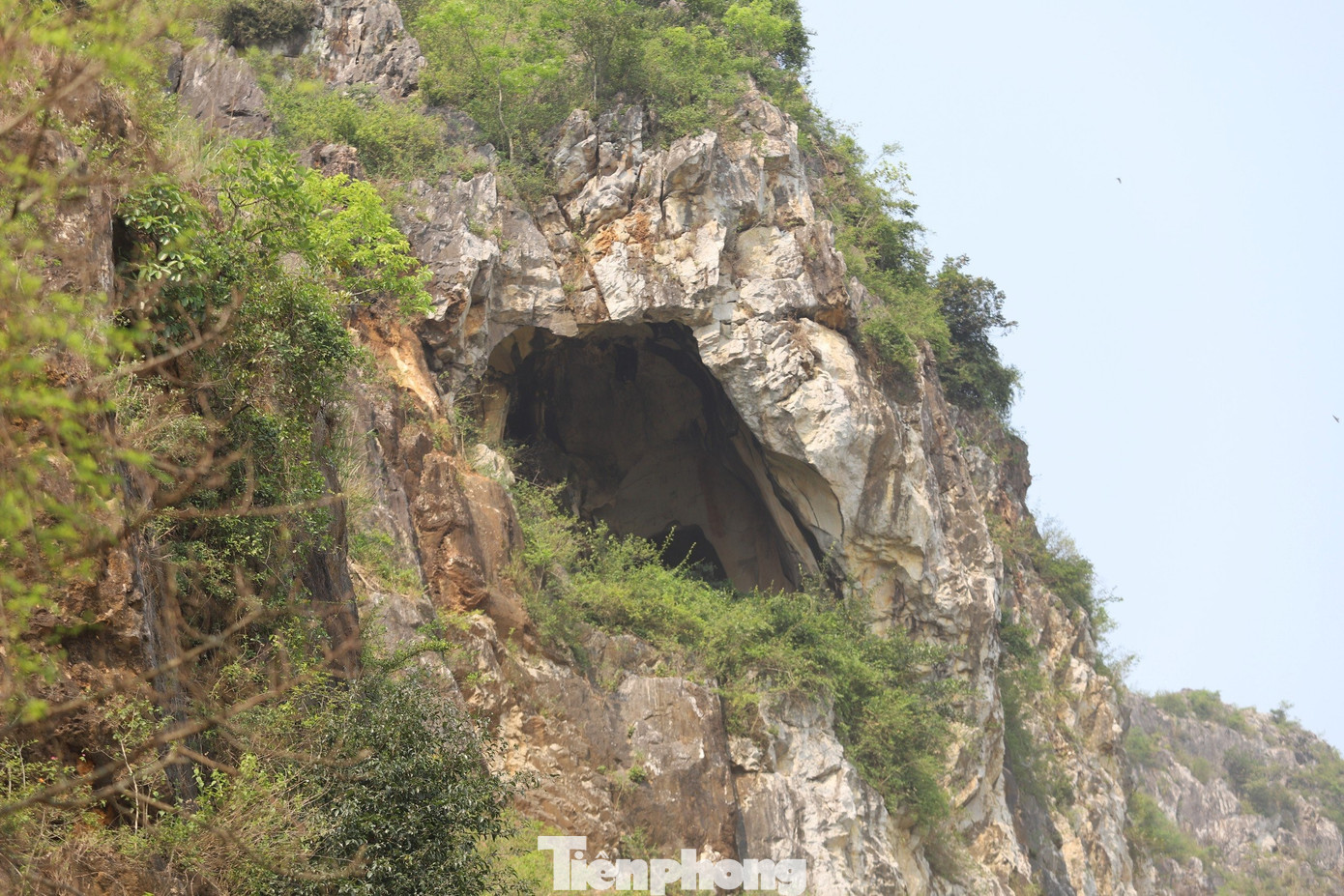 Trên lèn có các hang động sâu, nhiều khối thạch nhũ hình. Qua biến thiên của thời gian, cửa ra vào hang động đã xuống cấp. Các hang nằm cheo leo bên núi đá, để vào bên trong rất khó khăn. Hàng chục năm trước, Lèn Hai Vai bị xâm phạm, nhiều vị trí méo mó và thay đổi hiện trạng do người dân nổ mìn khai thác trộm đất đá. Trên lèn có các hang động sâu, nhiều khối thạch nhũ hình. Qua biến thiên của thời gian, cửa ra vào hang động đã xuống cấp. Các hang nằm cheo leo bên núi đá, để vào bên trong rất khó khăn. Hàng chục năm trước, Lèn Hai Vai bị xâm phạm, nhiều vị trí méo mó và thay đổi hiện trạng do người dân nổ mìn khai thác trộm đất đá.