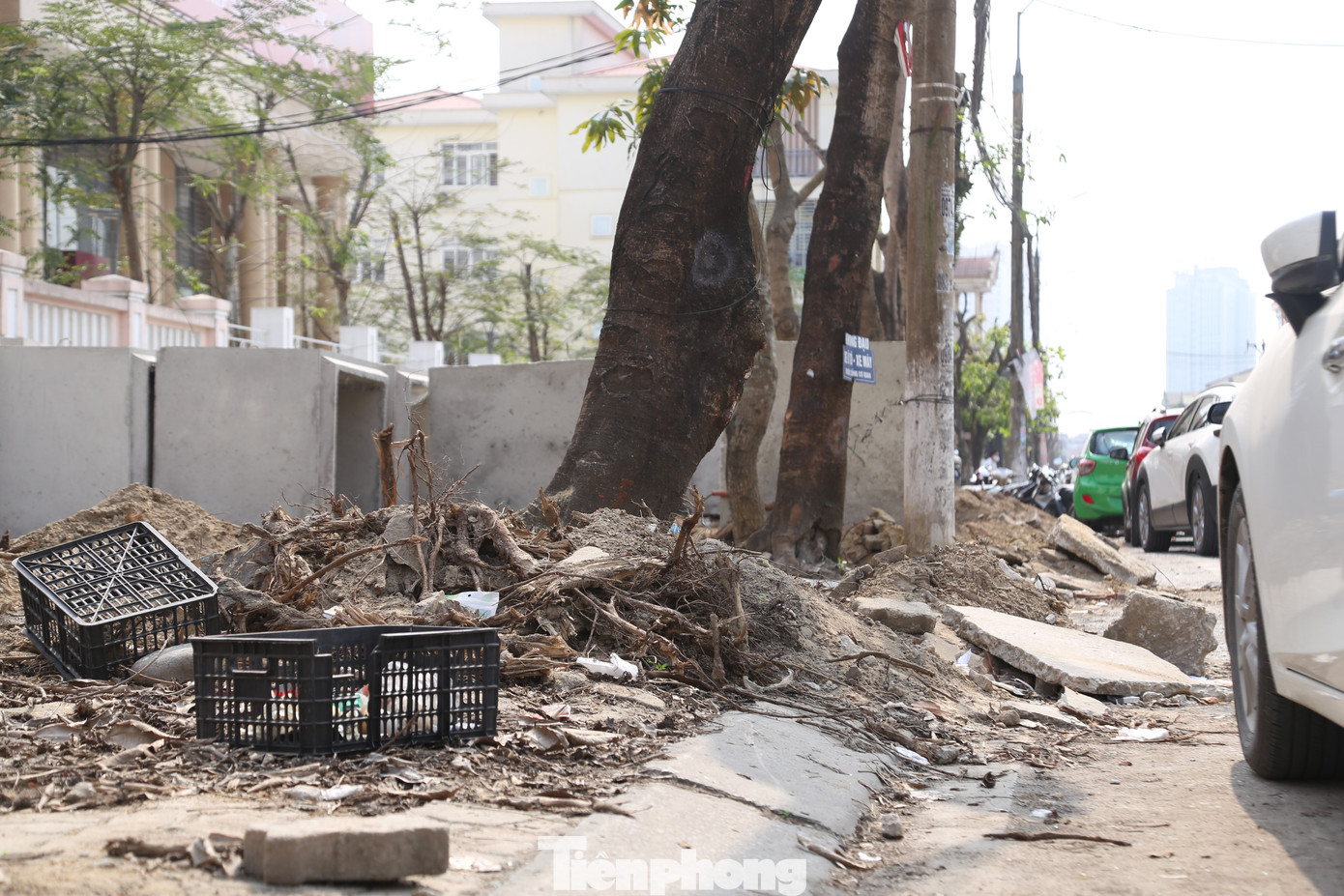 Ghi nhận chiều 28/3, tuyến đường Đinh Công Tráng ngổn ngang gạch đá, bê tông, rễ cây lẫn với nhiều rác thải chiếm hết vỉa hè, gây mất mỹ quan đô thị. Một số khu vực, đất đá tràn ra lòng đường.