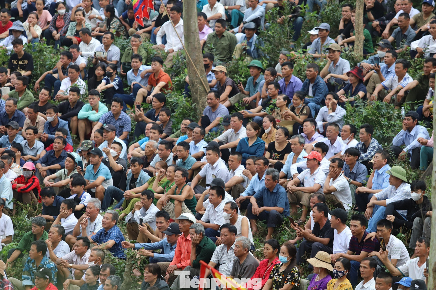 Hàng nghìn người dân và du khách reo hò cổ vũ.