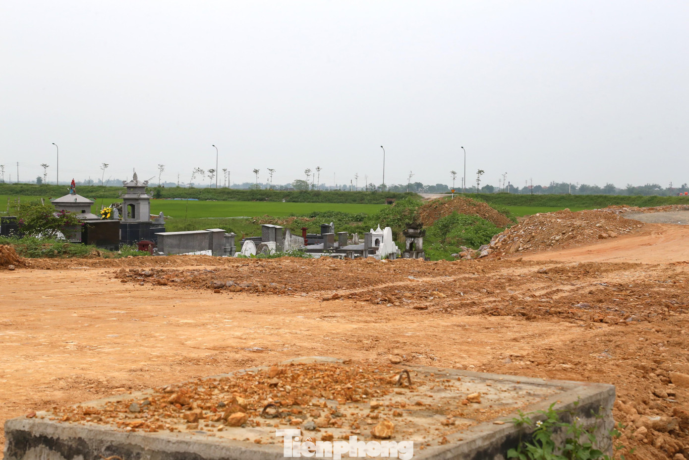 Đại diện một nhà thầu cho hay, thi công lắt nhắt từng điểm vừa tốn kém lại không hiệu quả, với tình hình này gần như không thể hoàn thành trước thời hạn.