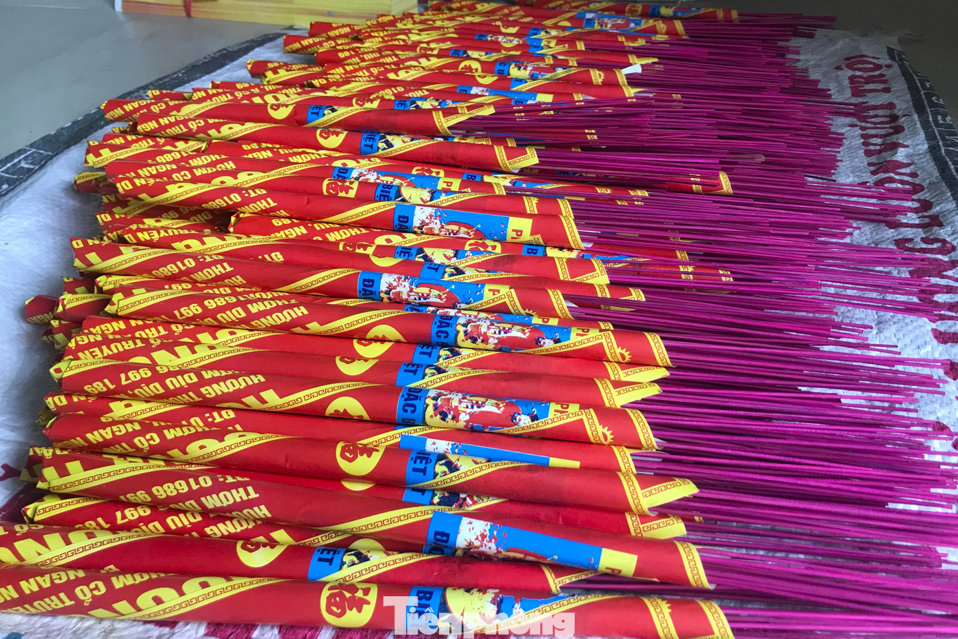 Ông Nguyễn Duy Châu, Chủ tịch UBND xã Nghi Trường cho biết, nghề làm hương Tây Lân được công nhận danh hiệu làng nghề từ năm 2011. Dịp cao điểm, làng nghề này có hơn 30 hộ sản xuất hương. Tuy nhiên, hiện phần lớn những hộ này đã góp vốn, làm chung với nhau nên chỉ còn 12 cơ sở làm hương. Mỗi cơ sở làm hương đã tạo công ăn việc làm cho hàng chục người dân địa phương.