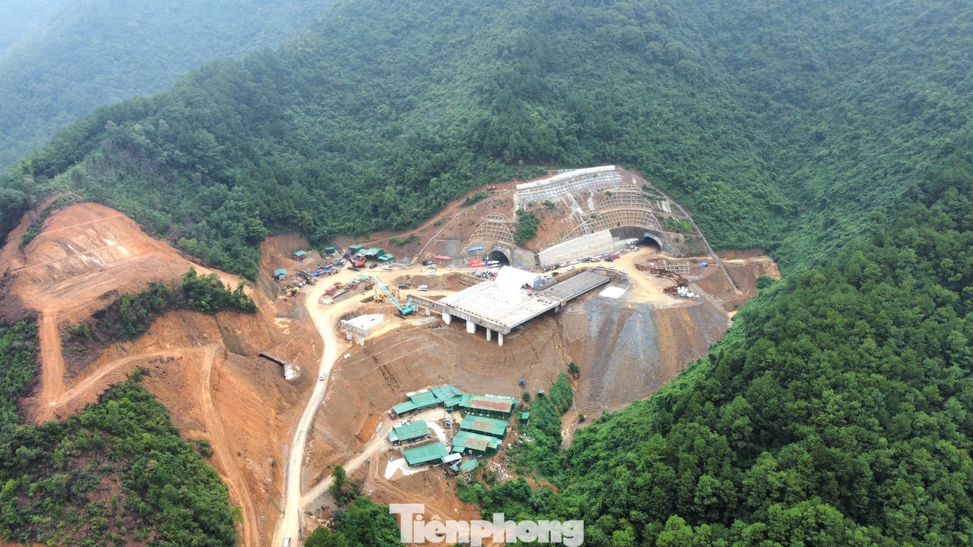 Hầm Thần Vũ có tổng chiều dài 1,13km, xuyên qua núi Thần Vũ, được thiết kế quy mô 2 hầm riêng biệt, chiều rộng mỗi hầm 13,78m, khoảng cách 2 tim hầm 45m. Nếu hầm bên trái nằm ở lưng chừng núi thì hầm bên phải cạnh khe suối, có nhiều mạch nước ngầm.
