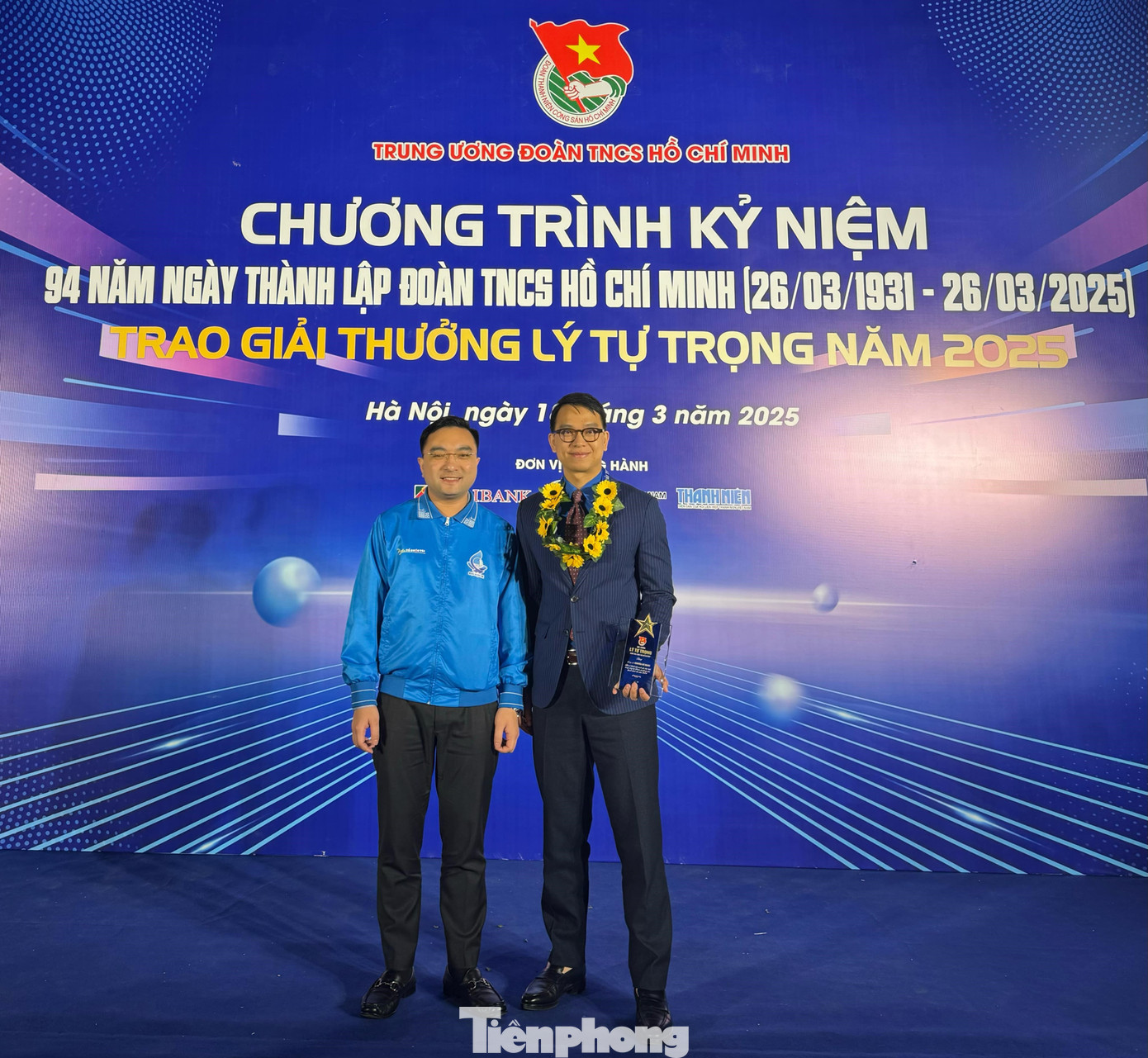Anh Nguyễn Hồ Mạnh (phải) nhận Giải thưởng Lý Tự Trọng năm 2025. Anh Nguyễn Hồ Mạnh (phải) nhận Giải thưởng Lý Tự Trọng năm 2025.