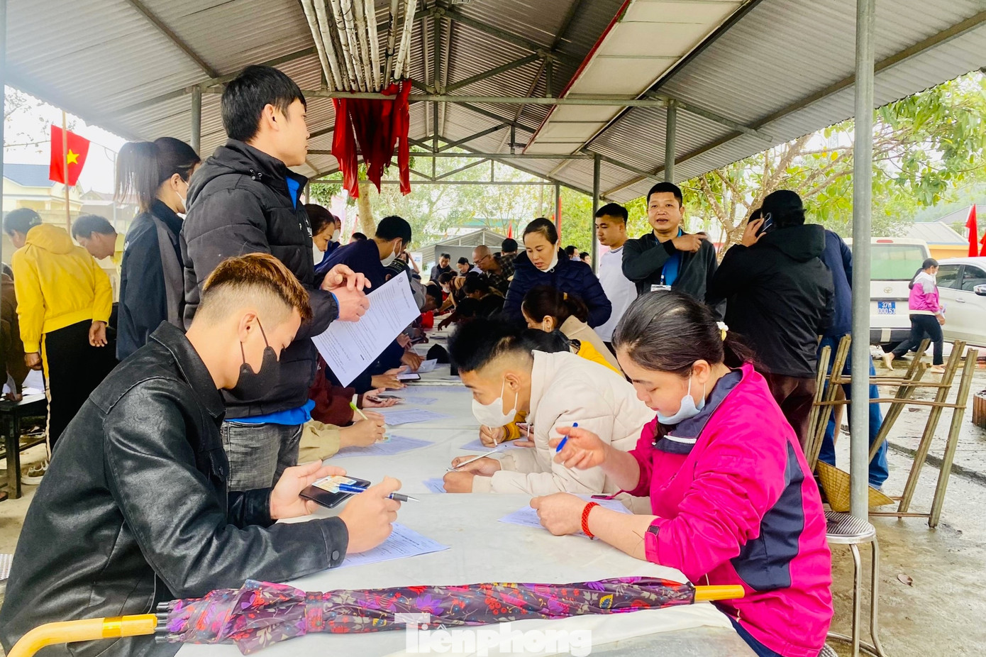 Đăng ký, khám sàng lọc trước khi hiến máu.