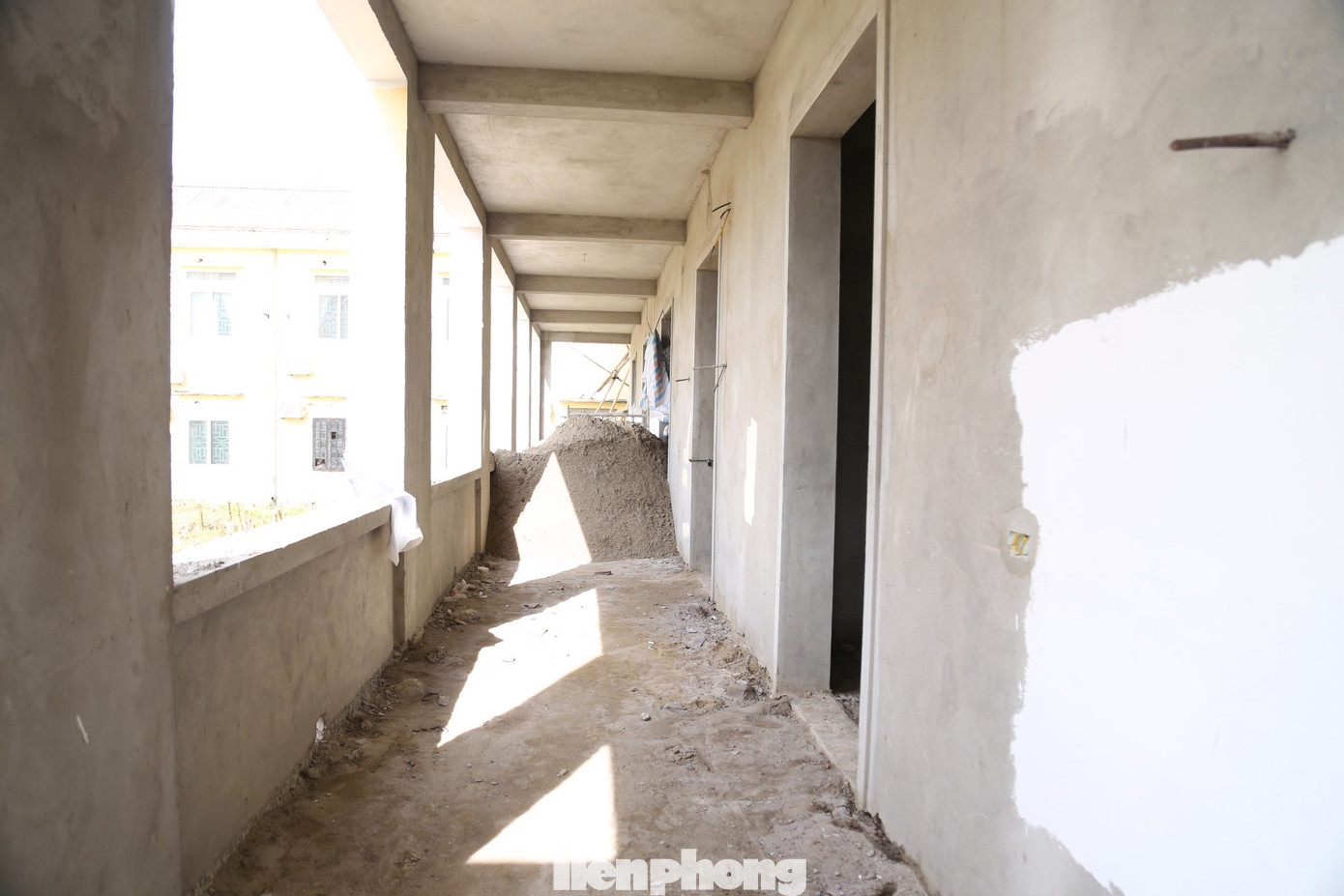 Tuy nhiên, chờ đến những ngày cuối cùng của năm, người dân vẫn chưa thấy tiền đền bù nên kéo lên trụ sở UBND xã Nghi Kim để hỏi. Sau đó, đơn vị thi công đã phát cho mỗi hộ dân có đất bị ảnh hưởng 500 nghìn đồng. Cho đến nay, gần 1 năm đã trôi qua, các hộ dân này vẫn chưa nhận tiền đền bù giải phóng mặt bằng.