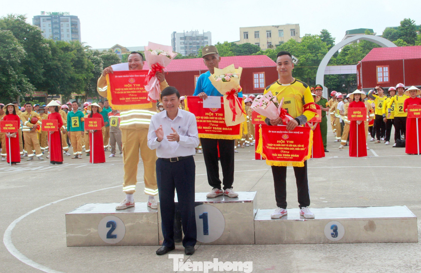 Trải qua 2 vòng tranh tài sôi nổi, đội thi huyện Hưng Nguyên đã xuất sắc giành giải Nhất toàn đoàn. Với kết quả này, huyện Hưng Nguyên sẽ đại diện cho tỉnh Nghệ An tham gia hội thi cấp khu vực với 14 tỉnh thành trên cả nước. Trong ảnh, ông Lê Hồng Vinh, Phó Chủ tịch Thường trực UBND tỉnh Nghệ An trao giải cho các đội đoạt giải Nhất, Nhì, Ba toàn đoàn.