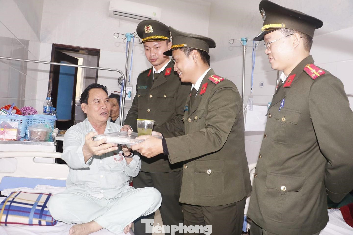 Trao tặng 500 suất cơm cho bệnh nhân và người nhà bệnh nhân tại Bệnh viện Ung bướu Nghệ An.