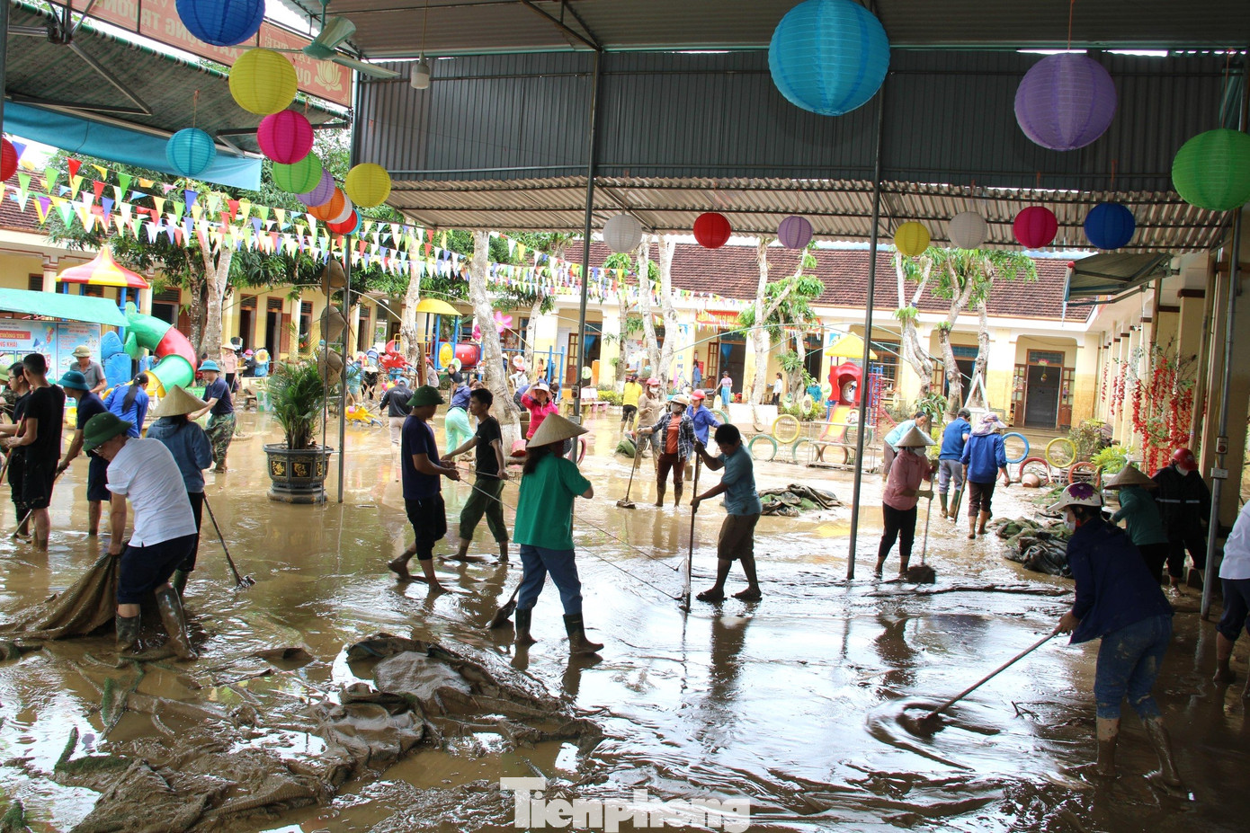 Sáng 29/9, nhiều trường học ở huyện Quỳ Châu, Nghệ An đang tiếp tục dọn dẹp vệ sinh, rà soát thiệt hại và chuẩn bị các phương án để sớm ổn định lại trường lớp. Tuy nhiên, việc khắc phục gặp nhiều khó khăn do hàng trăm học sinh bị mất hết sách vở, đồ dùng học tập.