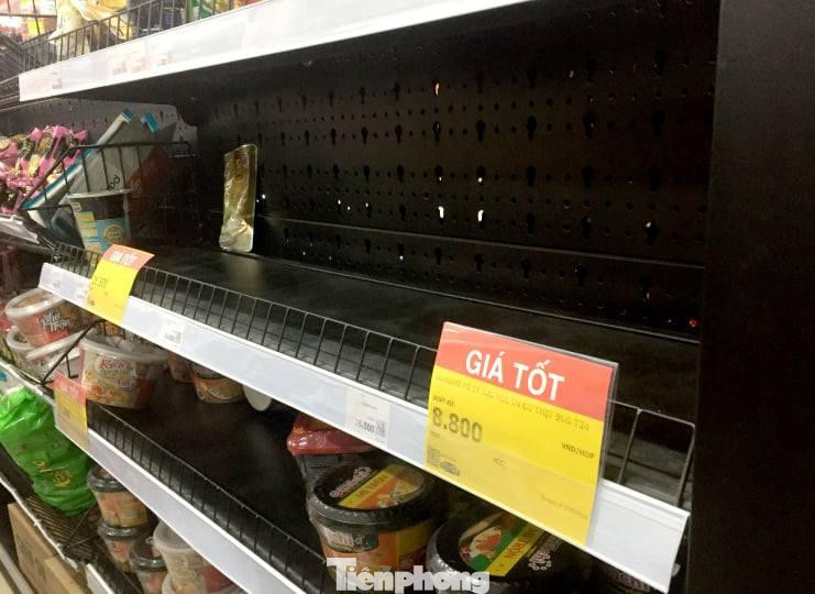 Các mặt hàng nhu yếu phẩm như mì tôm, gia vị, giấy ăn, củ quả... nhanh chóng cháy hàng.