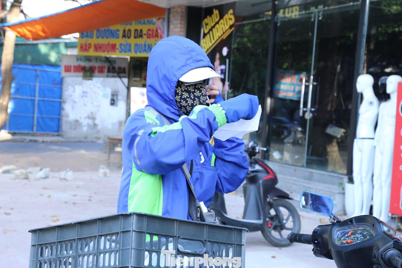 Mặc dù kiếm được kha khá và không phải chịu cảnh thất nghiệp trong mùa dịch, nhưng nghề shipper đối mặt không ít với khó khăn, rủi ro.