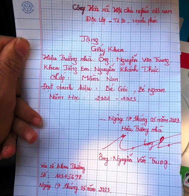 Tờ giấy khen anh Trung tự làm tặng con trai khiến cộng đồng mạng thích thú Tờ giấy khen anh Trung tự làm tặng con trai khiến cộng đồng mạng thích thú