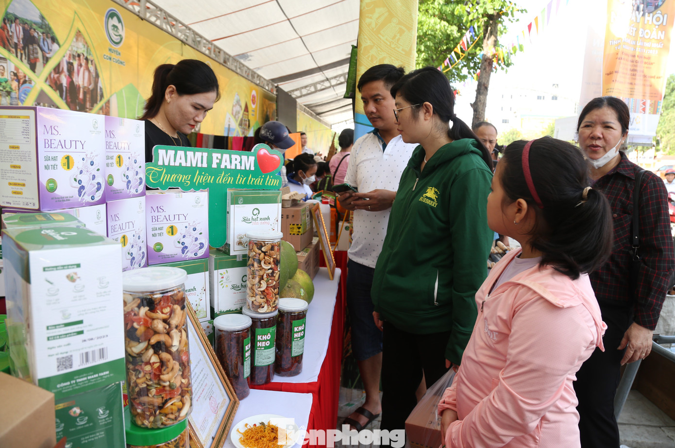 Là một trong các đơn vị tiêu biểu của huyện Nghi Lộc tham dự chương trình trưng bày và quảng bá sản phẩm, chị Trần Thị Thu Hằng - Giám đốc công ty TNHH Mami Farm chia sẻ: “Đây là chương trình ý nghĩa để các doanh nghiệp, hợp tác xã giới thiệu sản phẩm đặc trưng vùng miền OCOP cho mọi người, góp phần lan tỏa tinh thần sáng tạo, vượt khó vươn lên trong công cuộc đổi mới đất nước và hội nhập quốc tế”. Là một trong các đơn vị tiêu biểu của huyện Nghi Lộc tham dự chương trình trưng bày và quảng bá sản phẩm, chị Trần Thị Thu Hằng - Giám đốc công ty TNHH Mami Farm chia sẻ: “Đây là chương trình ý nghĩa để các doanh nghiệp, hợp tác xã giới thiệu sản phẩm đặc trưng vùng miền OCOP cho mọi người, góp phần lan tỏa tinh thần sáng tạo, vượt khó vươn lên trong công cuộc đổi mới đất nước và hội nhập quốc tế”.