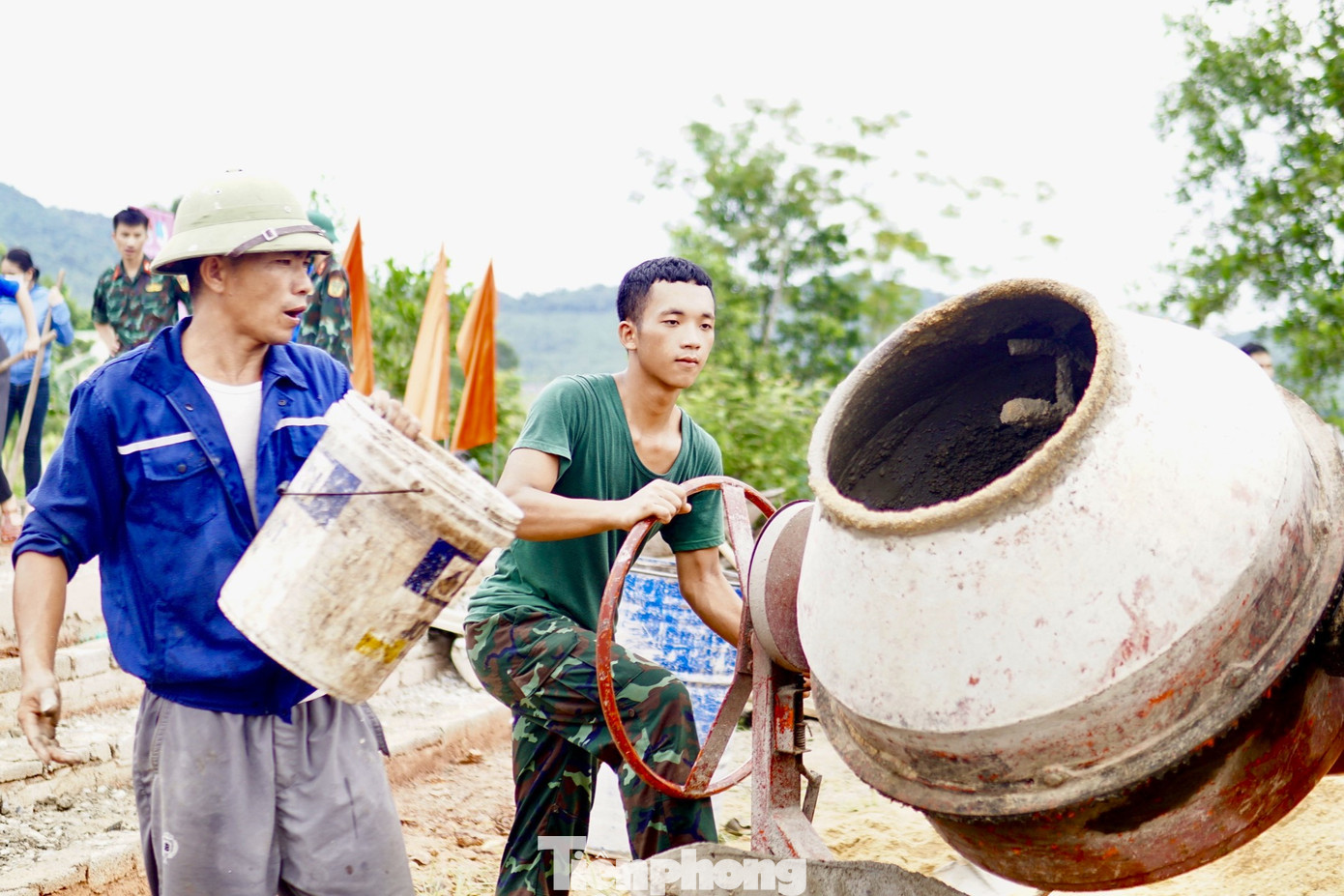 Anh Phan Huy Chung – Phó Bí thư phụ trách Thị đoàn Thái Hòa cho biết, xóm 5 là xóm vùng sâu vùng xa tại xã Nghĩa Thuận, đời sống của người dân còn gặp nhiều khó khăn. Phát huy tinh thần xung kích, tình nguyện của tuổi trẻ, Ban Thường vụ Thị đoàn đã tổ chức vận động từ các nguồn lực xã hội hóa. Đoàn viên thanh niên và các lực lượng đóng góp ngày công.