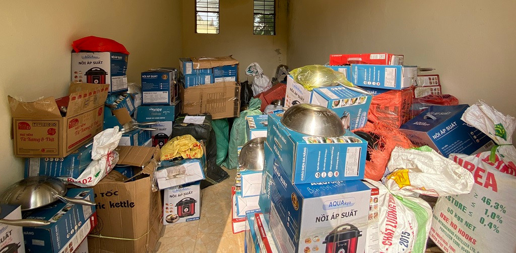 Bằng thủ đoạn “mua hàng trả lại tiền”, Lanh cùng đồng bọn đã lừa bán nhiều sản phẩm cho người dân. Bằng thủ đoạn “mua hàng trả lại tiền”, Lanh cùng đồng bọn đã lừa bán nhiều sản phẩm cho người dân.