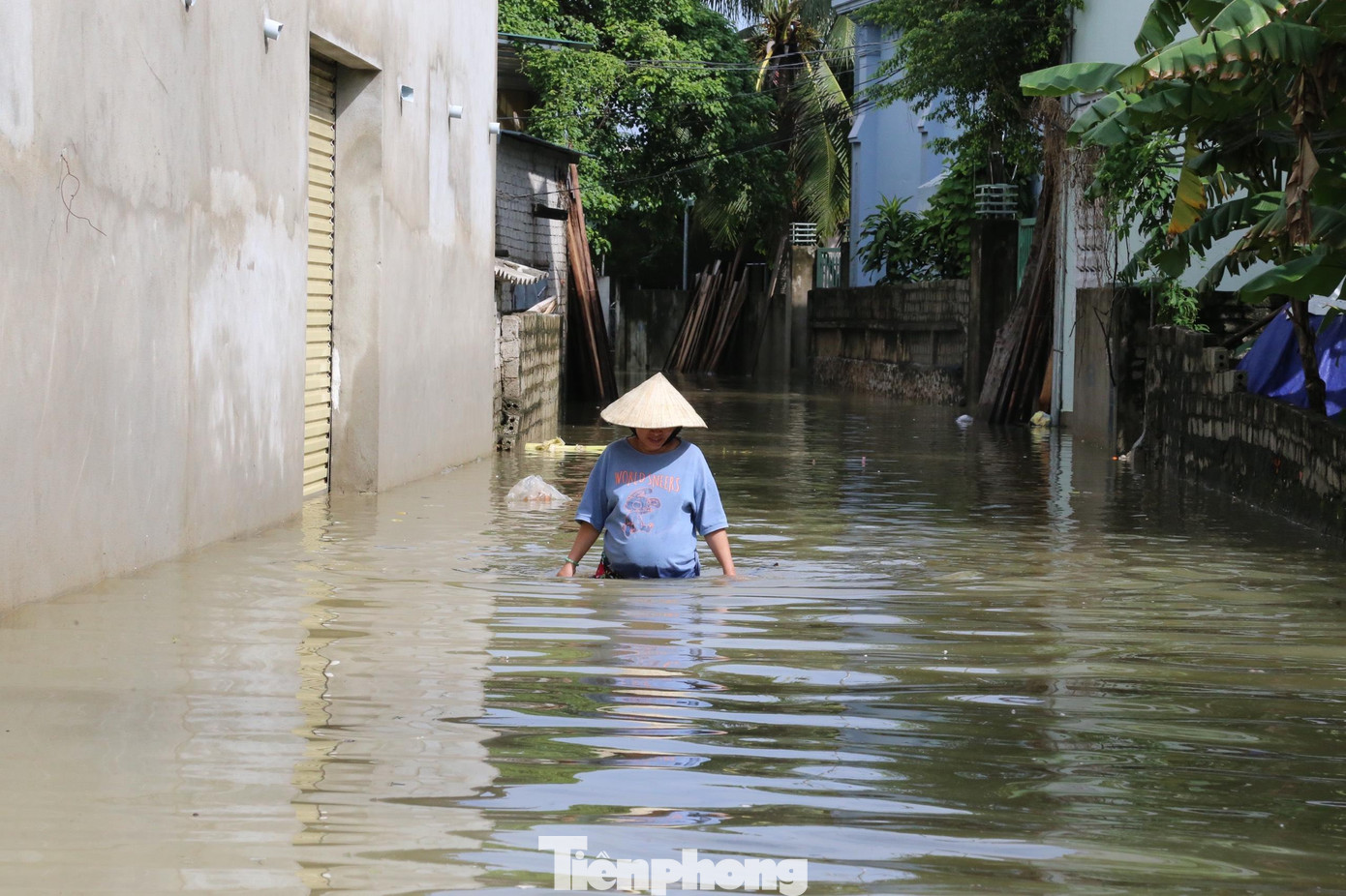 Người dân thôn Hồng Yên cho biết, đây là đợt lũ lớn nhất trong gần 30 năm qua. “Không nghĩ nước lên nhanh đến vậy, lúa gạo ướt cả, chỉ biết chạy lấy người”, bà Ngô Thị Lý (52 tuổi, thôn Hồng Yên) chia sẻ.
