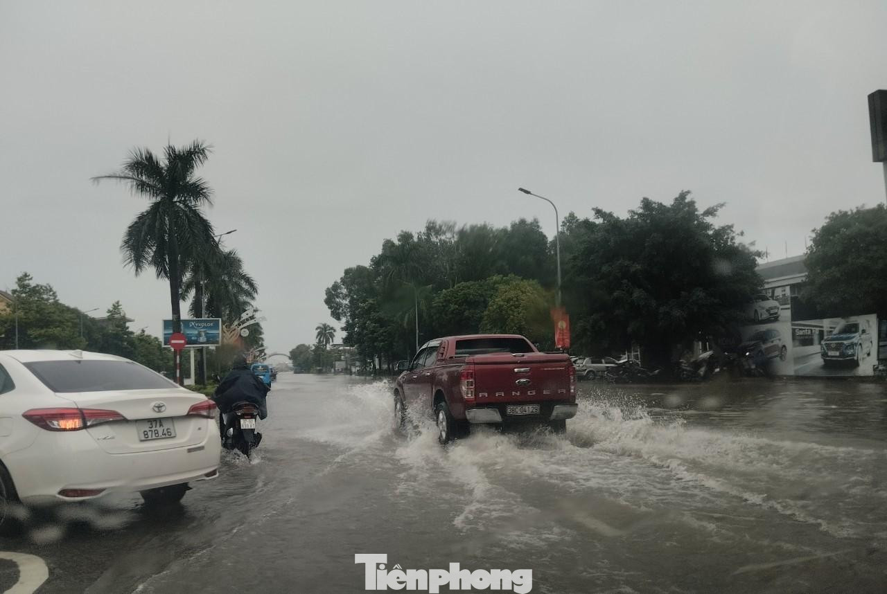 Nhiều xe cộ bì bõm "lội" qua đường Lê Nin.